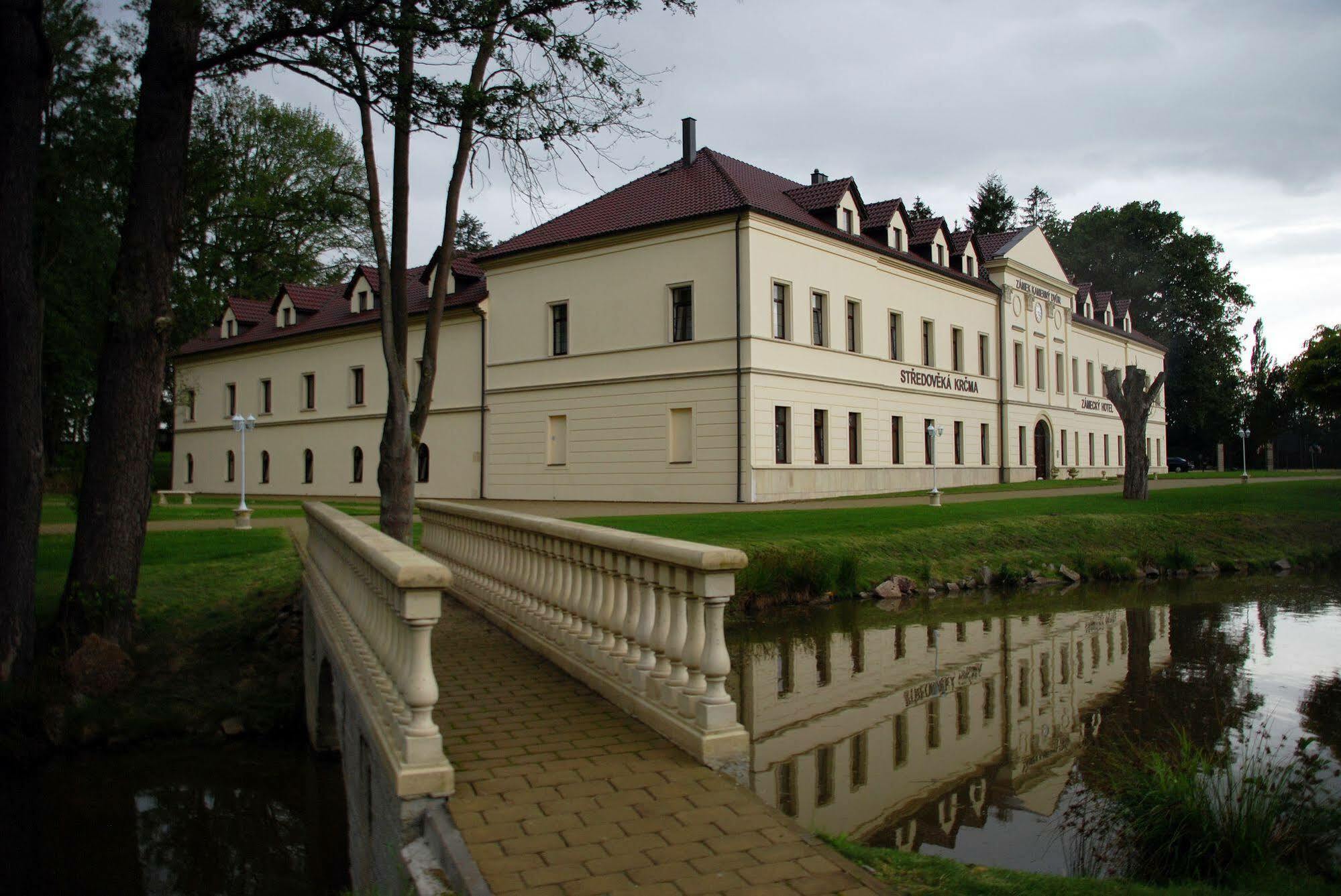 Zamek Kamenny Dvur Mostov Bagian luar foto