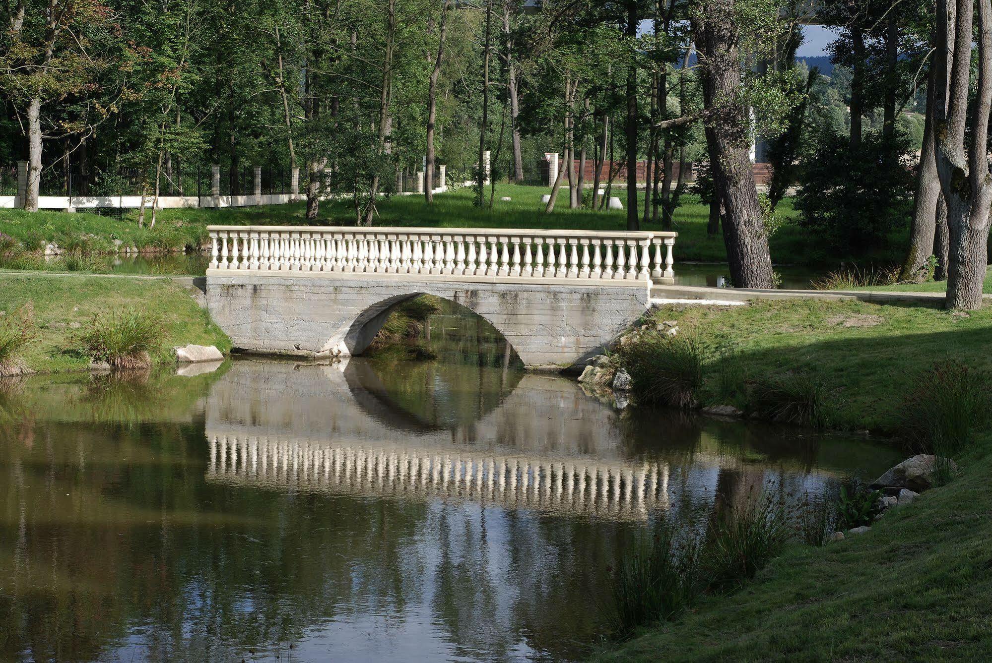 Zamek Kamenny Dvur Mostov Bagian luar foto